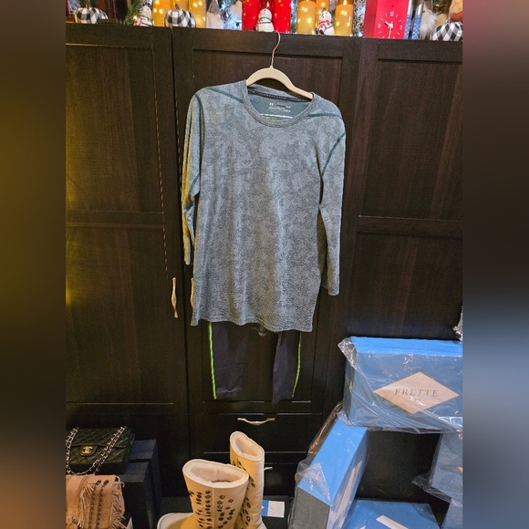 UnderArmour Dri-Fit Workout Outfit  and Blue Top / Grey Bottoms Unisex Large - Picture 2 of 8